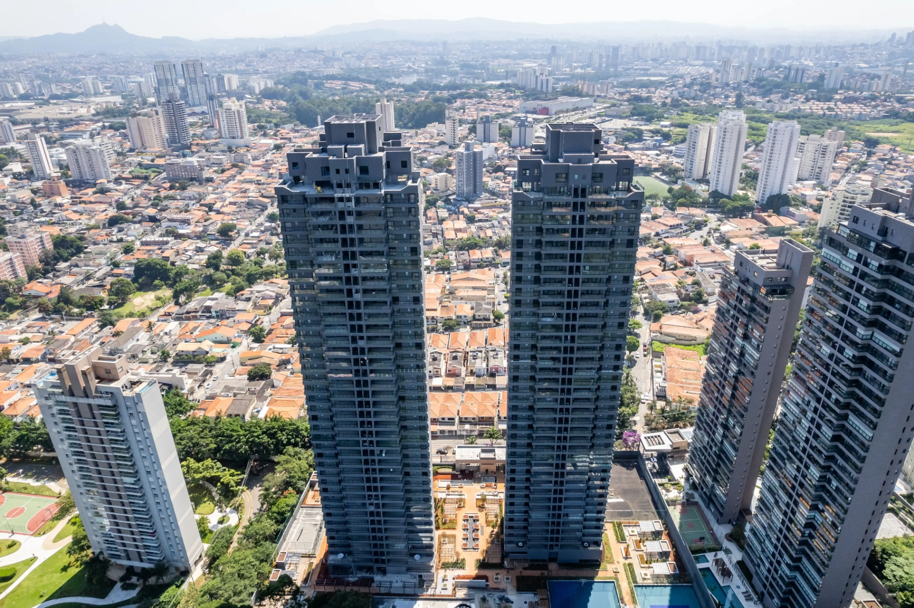 Obras verticais atendidas por acabamento industrial em alumínio